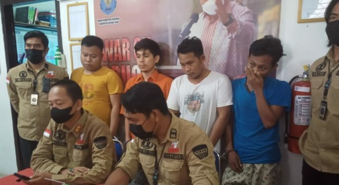 Satu Pengedar Tiga Pengguna Narkotika Jenis Sabu Di Cokok Tim BNNK