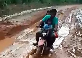Tidak Adanya Perhatian Pemerintah Kondisi Jalan Di Desa Talang Aro Sangat Memprihatinkan