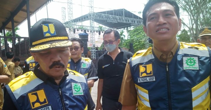 Kerusakan Ruas Jalan Simpang BBC – Tempino, Bupati Batanghari Jangan Sampai Roda AS BH 1 B Patah Di Jalan