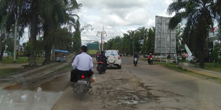 Inprastruktur Jalan Sudirman Simpang BBC ,Komplek Perkantoran Pemkab Batanghari Kian Memprihatinkan