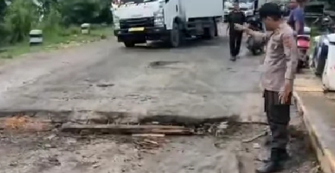 Miris !!! Jembatan Di Jalan Nasional Kecamatan Mersam Nyaris Putus