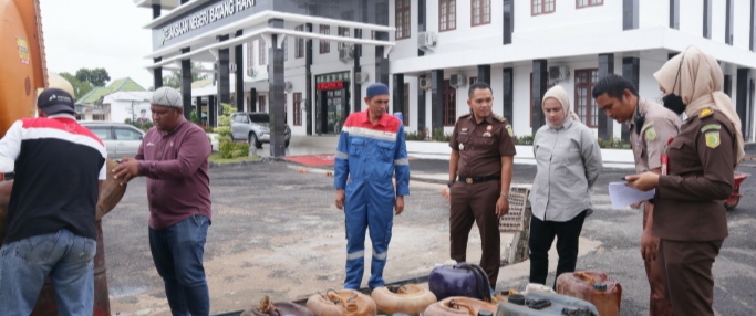 Disita Negara Ribuan Liter Minyak Mentah Illegal Drailing, Kembali Diserahkan Ke Pihak Pertamina