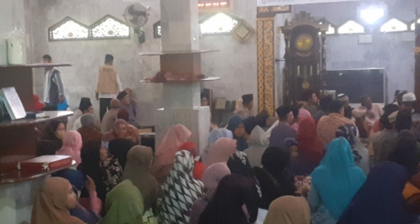 Wakili Bupati Batanghari Asisten II Melalui BAZNAS Memberikan Zakat Fitrah Kepada Warga Yang Berhak Menerimanya.