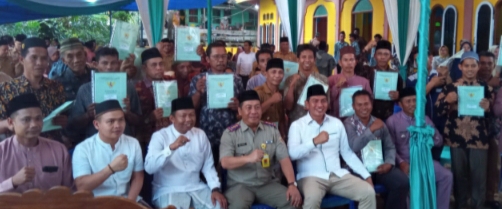 Hadiri Isra’Mi’raj Bupati M.Fadhil Arief Sekaligus Menyerahkan Sertifikat PTSL