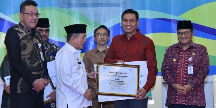 Terima Penganugrahan Paritrina Award Tahun 2022 Tingkat Provinsi,Fadhil Arief Buktikan Kabupaten Batanghari Mampu Bersaing Dengan Daerah Lainnya