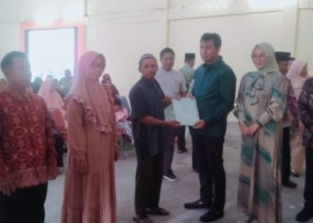 Bupati Batang Hari Serahkan Sertifikat PTSL 2022, Di Desa Penerokan Kecamatan Bajubang