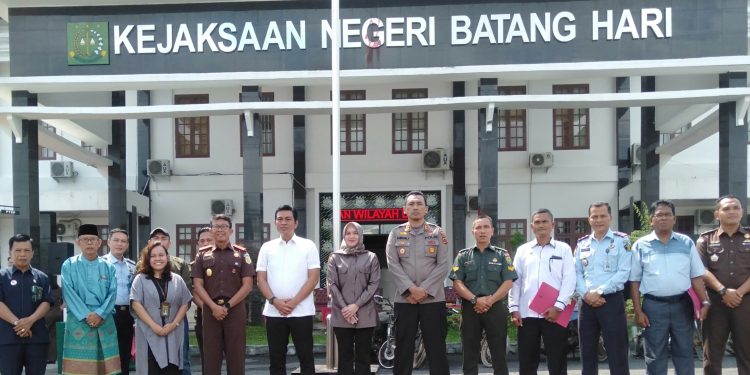 Kajari Batanghari Hibahkan 11 Unit Kendaraan Roda Dua