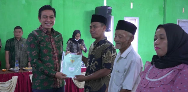 Serahkan Sertifikat Tanah Program PTSL, Bupati MFA Masyarakat Segera Daptarkan Kepemilikan Tanah Ke ATR BPN