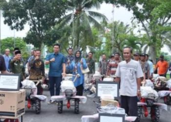 Bupati Batanghari Serahkan Bantuan Mesin Pompa Air Dan Cultivator Kepada Kelompok Tani
