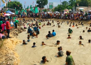 Memeriahkan HUT RI Ke 78, Warga Kecamatan Bathin XXIV Ramai Ramai Menangkap Ikan Liar Di Lumpur