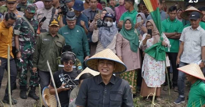 Berhasil Turunkan Angka Kemiskinan Ekstrim, Bupati Batanghari Terima Penghargaan & Reward Dari Wapres RI