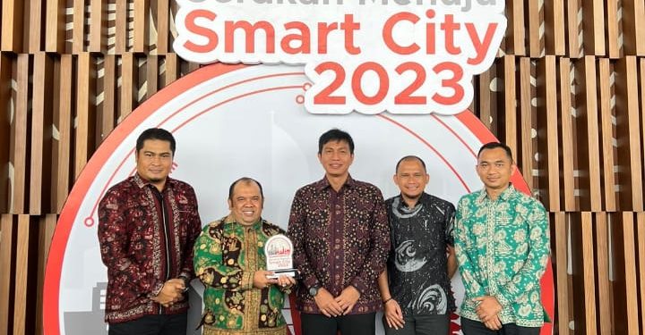 Bupati Batanghari Langsung Menerima Penghargaan Smart City Dari Menteri Kominfo RI