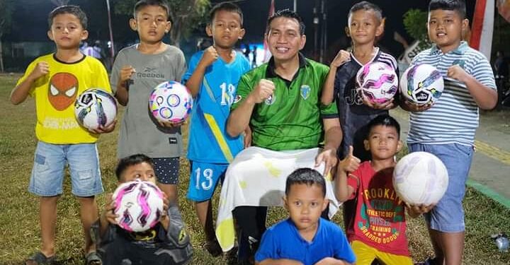Mempererat Tali Silahturahmi, Bupati Mhd.Fadhil Arief Ajak Warga Kelurahan Sridadi Bermain Sepak Bola
