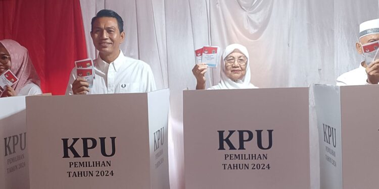 Bacalon Bupati Incumbent M.Fadhil Arief Beserta Keluarga Memberikan Hak Suaranya Di TPS 06 Komplek Air Panas