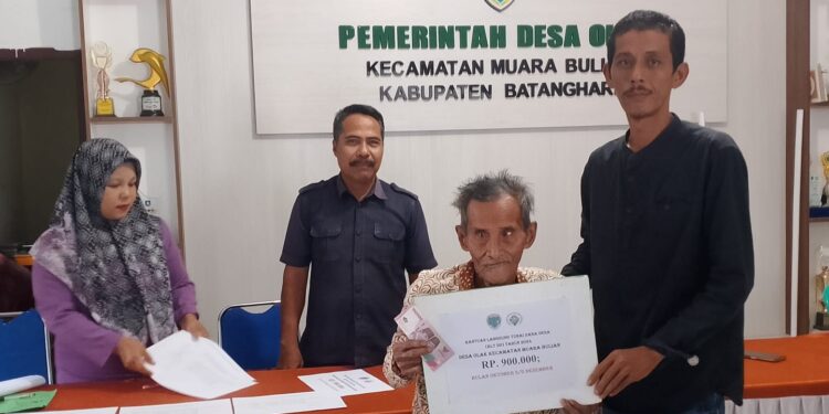 Pemdes Desa Olak Salurkan BLT Tahap Akhir 2024,Datuk Ayub Warga Tertua Usia 100 Tahun Salah Satu Peserta Penerima BLT