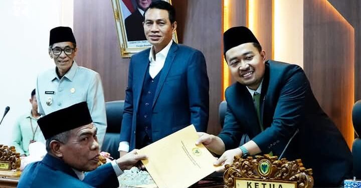 Paripurna DPRD Penandatanganan Nota Kesepakatan RAPBD T.H. 2025 Di Hadiri Langsung Bupati Dan Wakil Bupati Batanghari