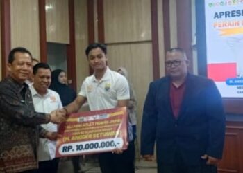 Koni Muaro Jambi : BBS Bupati Muaro Jambi Serahkan Bonus Atlet PON XXI 2024