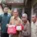Junaidi Mahir Wakil Bupati Muaro Jambi Serahkan Bantuan Kepada Korban Kebakaran Di Desa Tanjung Katung
